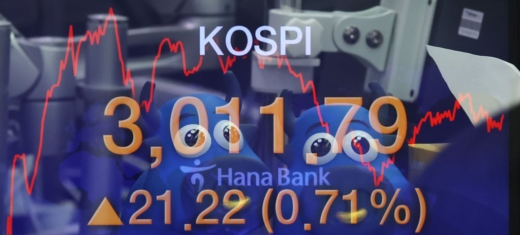 Electronic signboards at a Hana Bank dealing room in Seoul show the benchmark Kospi surpassing the 3,000 mark for the first time on Wednesday. (Yonhap)