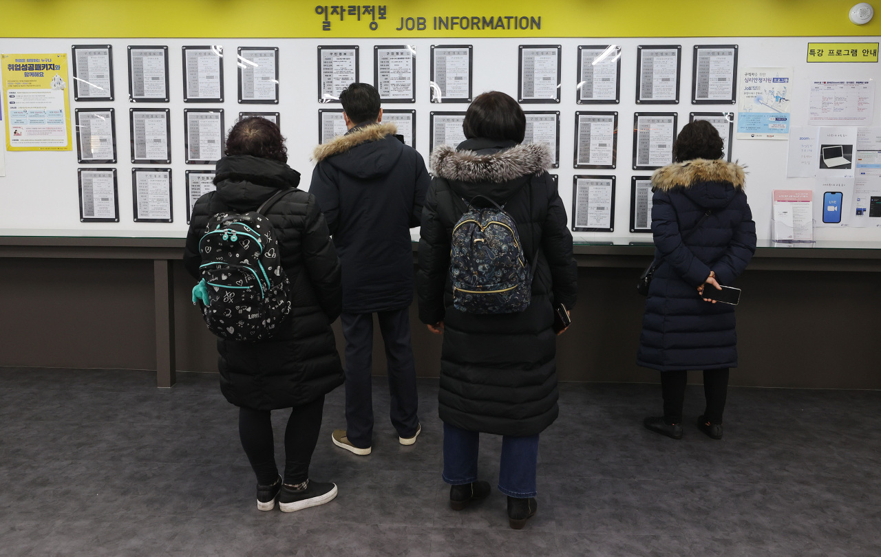 Job seekers look at recruitment notices on a bulletin board at an employment center in Mapo-gu, western Seoul, Wednesday. (Yonhap)
