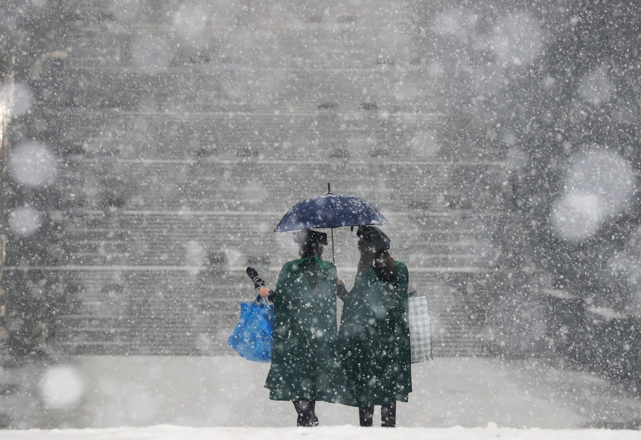 Heavy snow pours earlier this month at a college campus in Seoul. The photo is not directly related to the content of the story below. (Yonhap)