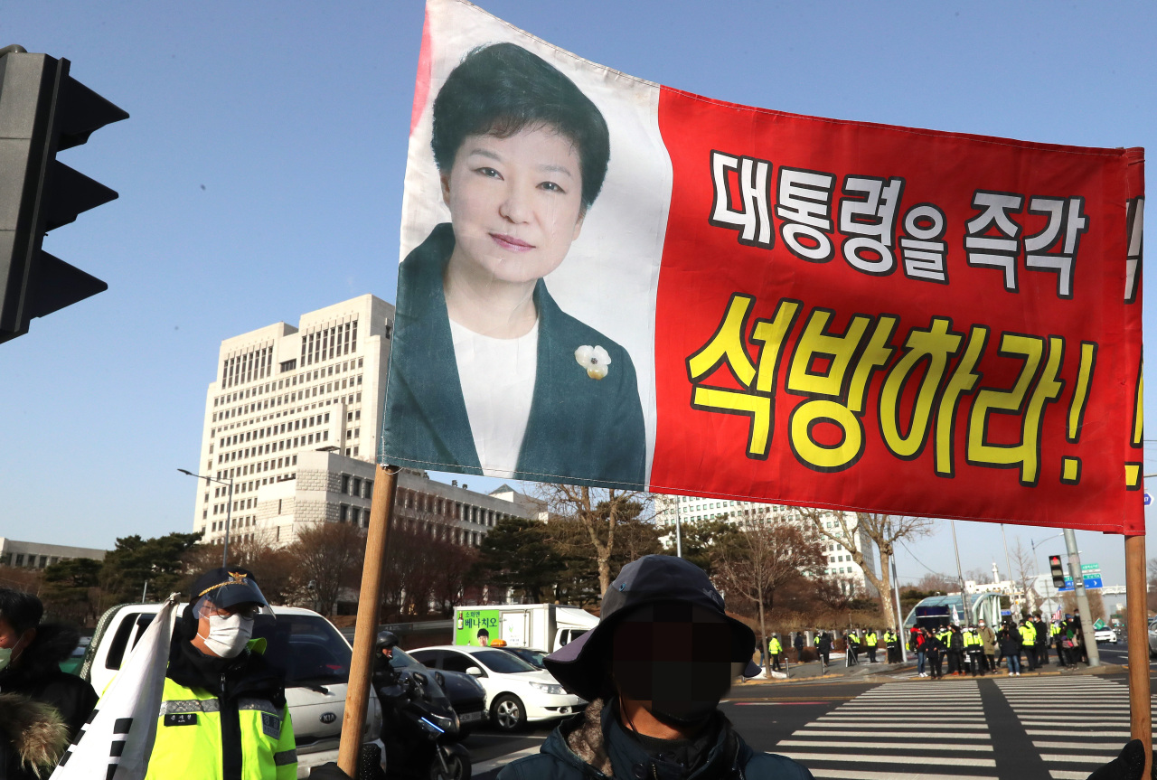 Supporters of former President Park Geun-hye call for her release on Jan. 14. (Yonhap)