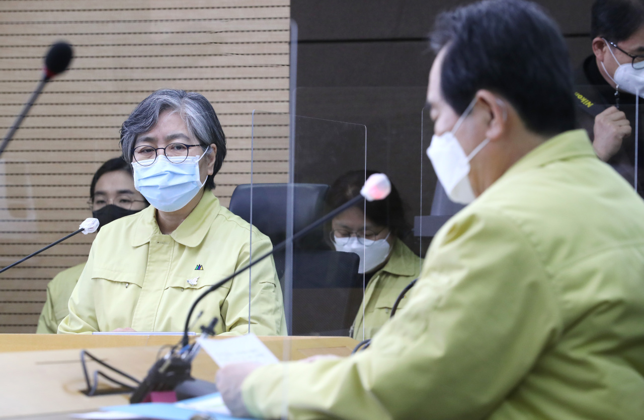 The Korea Disease Control and Prevention Agency's chief Jung Eun-kyeong (left) speaks with Prime Minister Chung Sye-kyun (right) in a Jan. 12 meeting on COVID-19 vaccinations. (Yonhap)