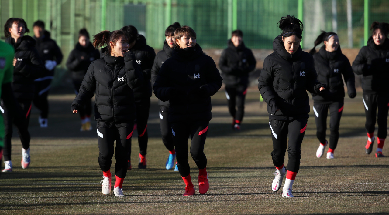 Members of the South Korean women's national football team train at Gangjin Sports Complex on Tuesday. (Yonhap)