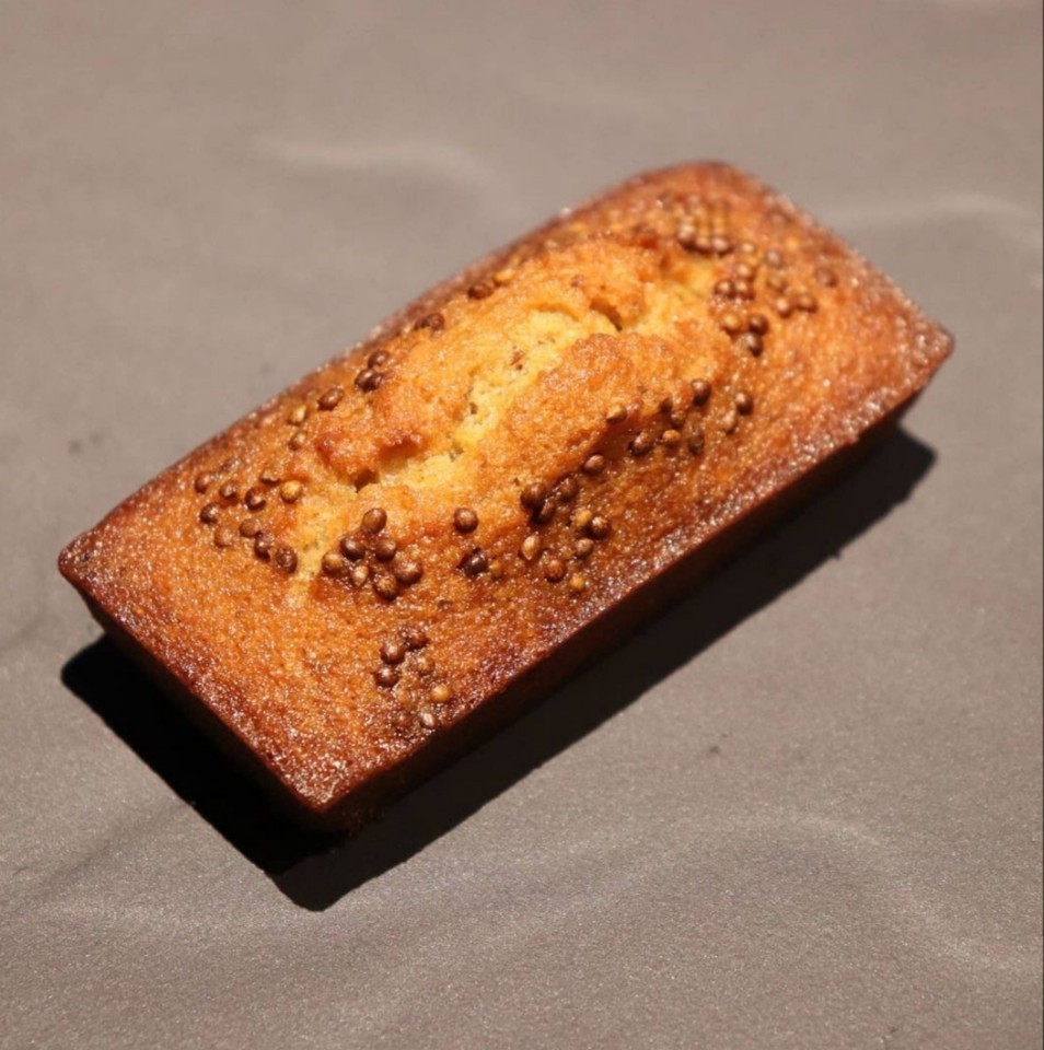 Buttery financiers are infused with fragrant field perilla seed oil and field perilla seeds. (Revisite)