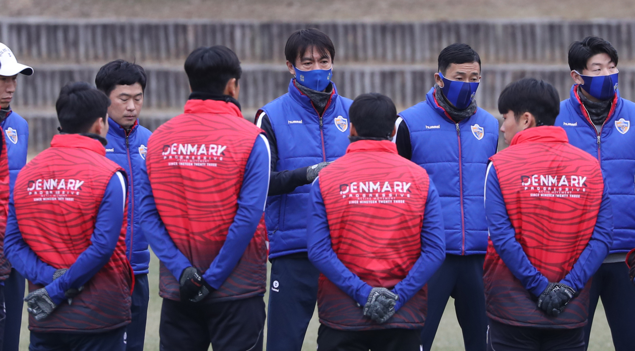 In this file photo from Jan. 11, 2021, Hong Myung-bo (C), head coach of Ulsan Hyundai FC, speaks to his players during a practice session at Gangdong Football Stadium in Ulsan, 415 kilometers southeast of Seoul. (Yonhap)