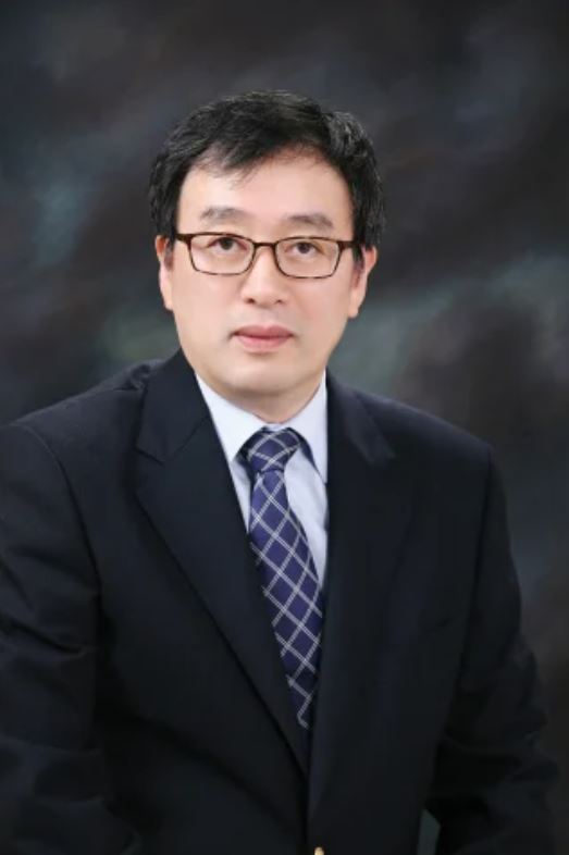 Dr. Lee Jong-koo, former director of the Korea Centers for Disease Control and Prevention
