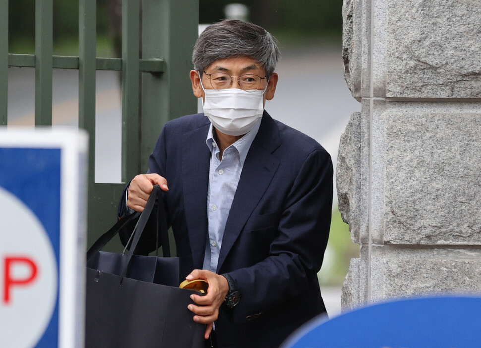 Lee Sang-hoon, former chairman of Samsung Electronics' board of directors, leaves a detention center in Uiwang, south of Seoul, after a court acquitted him of violation of labor union laws on Aug. 10, 2020. (Yonhap)