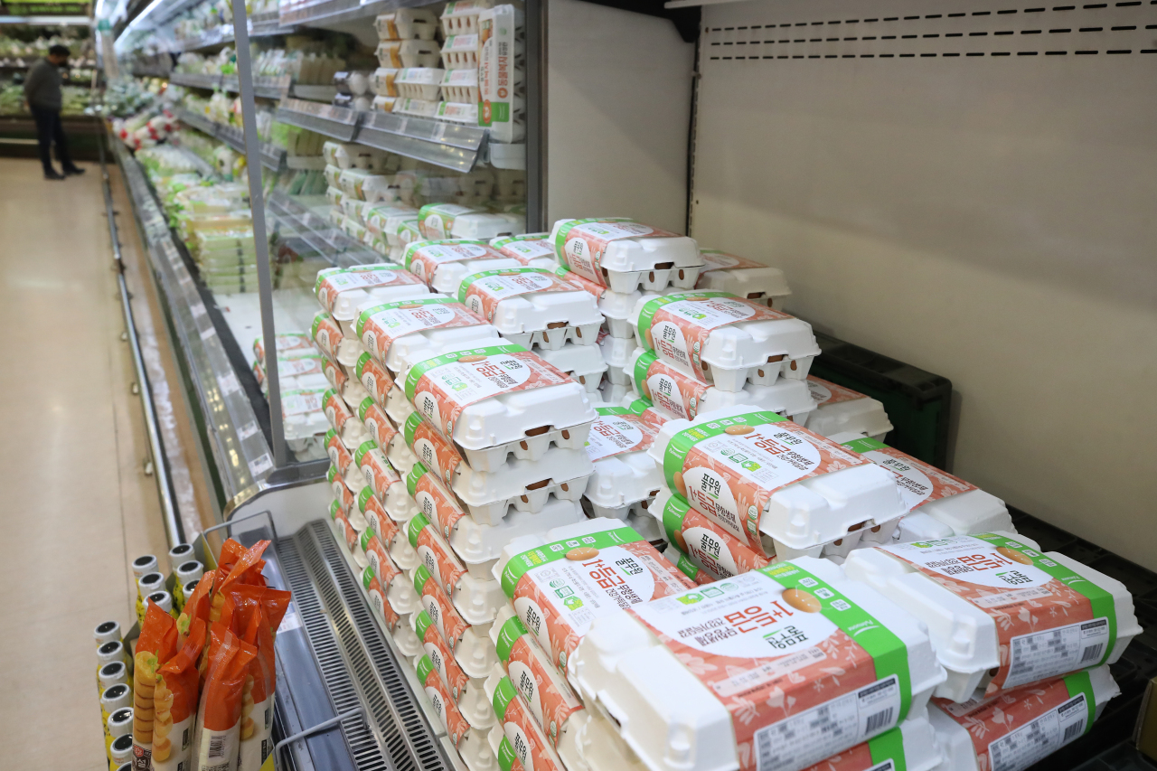 Cartons of eggs are displayed at a supermarket in Seoul on Feb. 1, 2021. (Yonhap)
