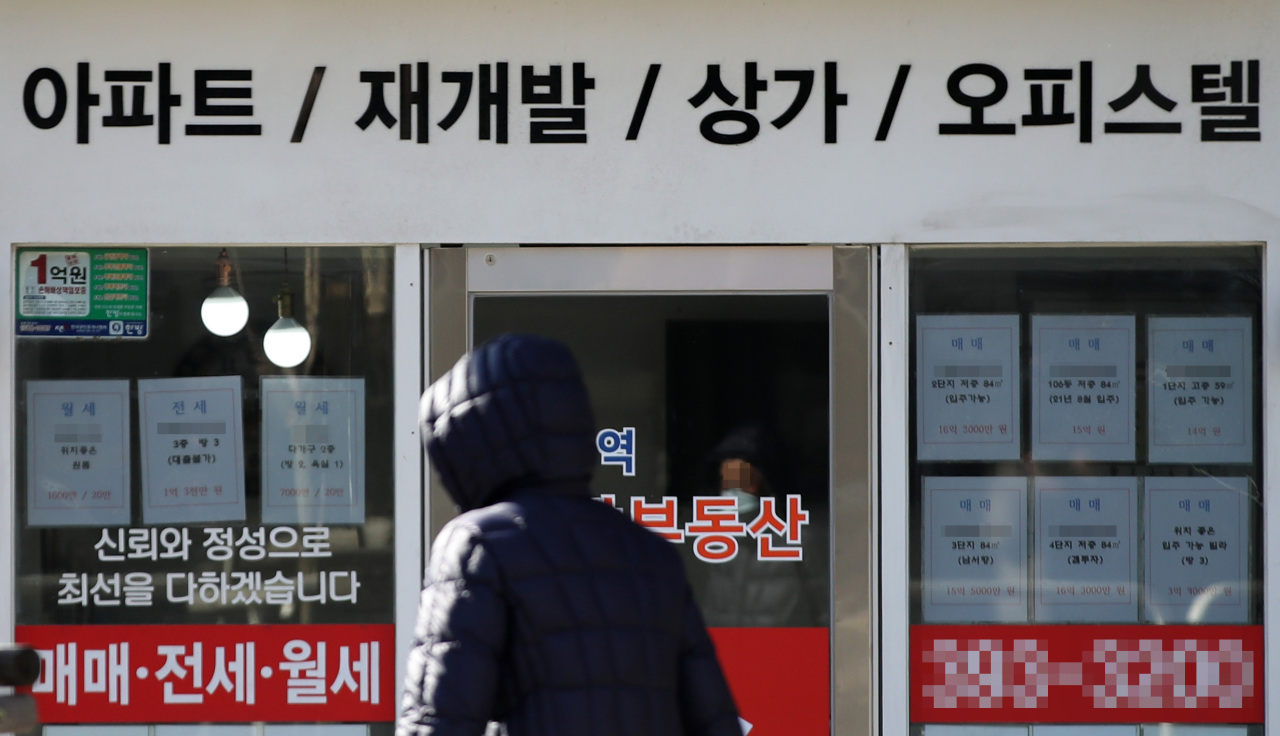 This photo, taken last Thursday, shows signs for selling houses and home lease deals that were put up at a realtor's office in Seoul. (Yonhap)
