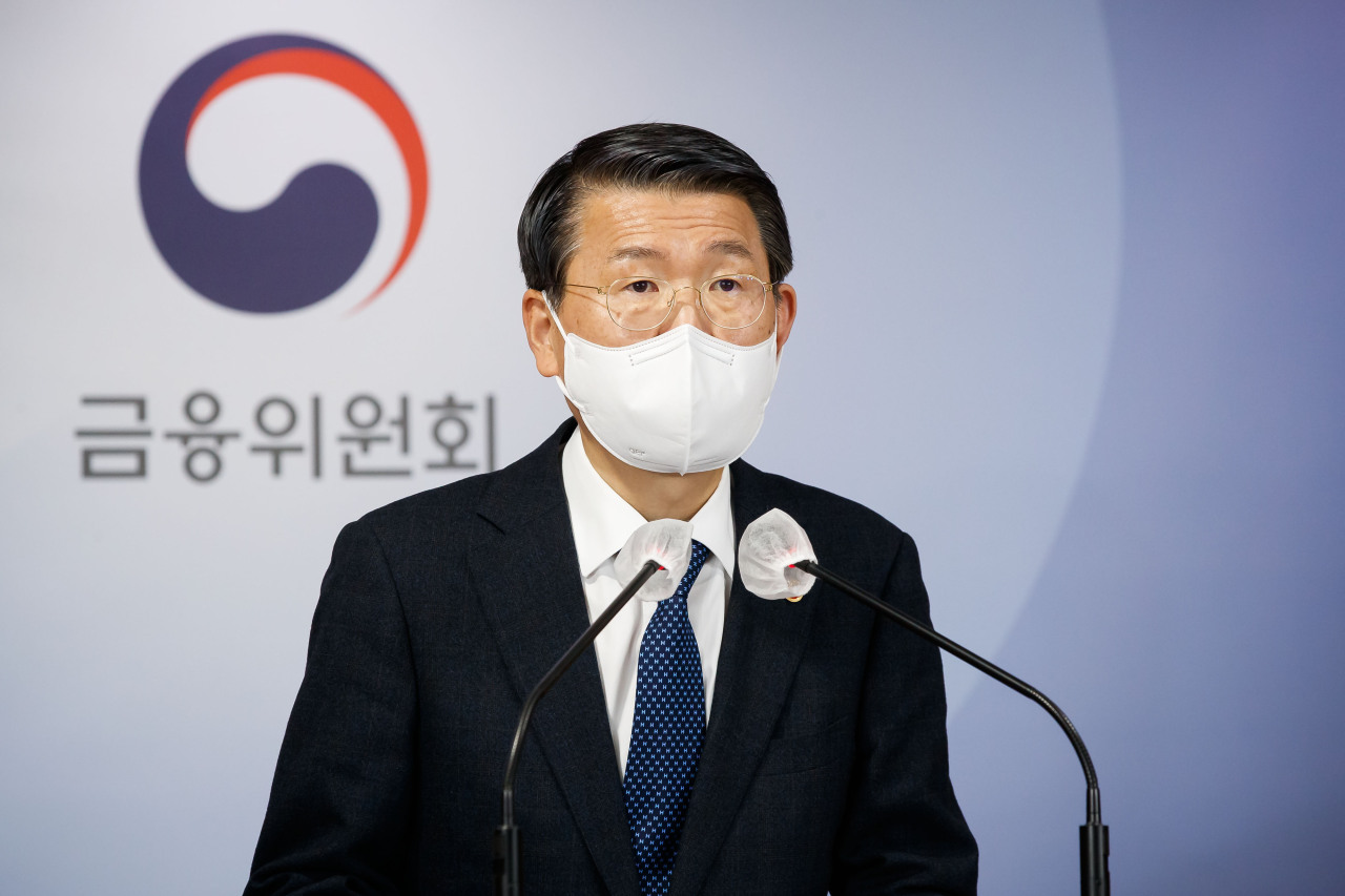 Financial Services Commission Chairman Eun Sung-soo speaks during a press briefing at the government complex in Seoul, Feb. 3. (Yonhap)