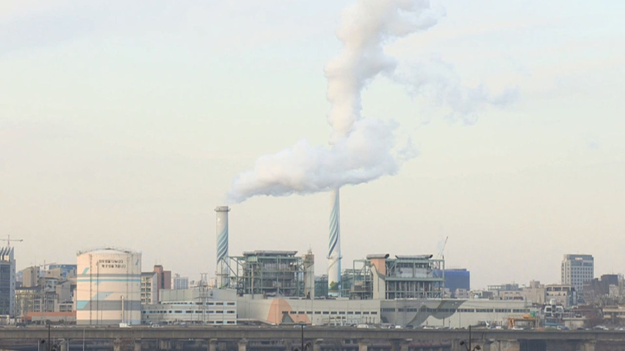 Factory smokestacks emit fumes. (Yonhap)