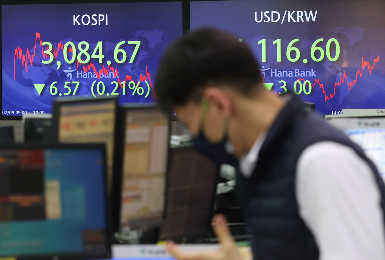 Electronic signboards at the trading room of Hana Bank in Seoul show the benchmark Kospi closed at 3,084.67 on Tuesday, fell 6.57 points or 0.21 percent from the previous session's close. (Yonhap)