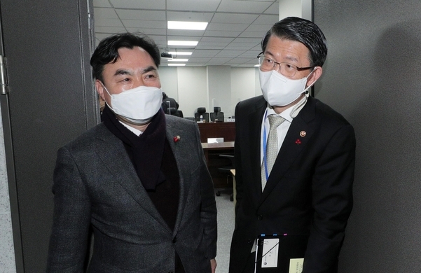 Financial Services Commission Chairman Eun Sung-soo talks with Rep. Yoon Kwan-seok, chairman of the National Assembly’s National Policy Committee after a parliamentary briefing held Wednesday at the National Assembly. (Yonhap)