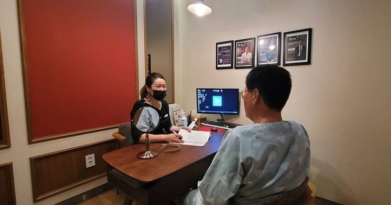 A plastic surgery coordinator at B:ON Plastic Surgery in Seoul consults with a senior customer (Courtesy of the hospital)