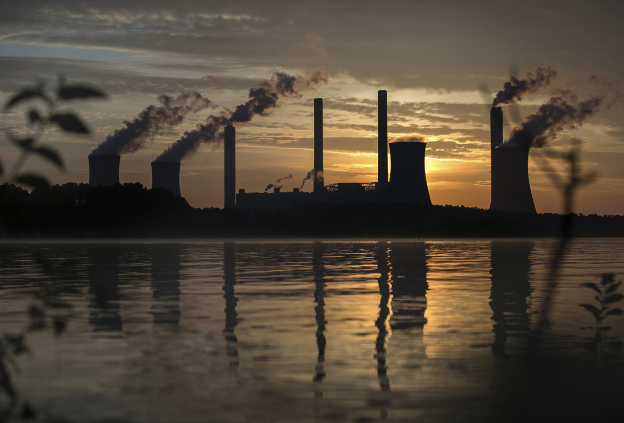 In this Saturday, June, 3, 2017 file photo, the coal-fired Plant Scherer, one of the nation's top carbon dioxide emitters, stands in the distance in Juliette, Ga.. World leaders breathed an audible sigh of relief that the United States under President Joe Biden is rejoining the global effort to curb climate change, a cause that his predecessor had shunned. British Prime Minister Boris Johnson and French President Emmanuel Macron were among those welcoming Biden’s decision on Wednesday, Jan. 20, 2021 to rejoin the the Paris climate accord. (AP-Yonhap)