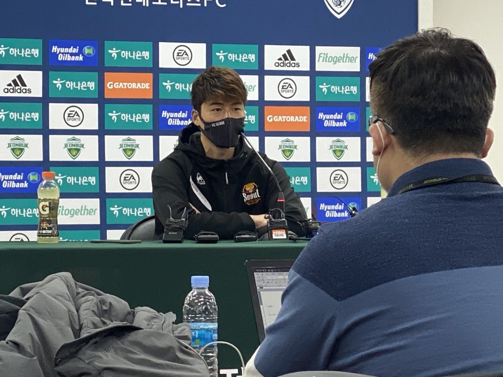 FC Seoul midfielder Ki Sung-yueng speaks at a press conference at Jeonju World Cup Stadium in Jeonju, 240 kilometers south of Seoul, after a K League 1 match against Jeonbuk Hyundai Motors last Saturday. (Yonhap)