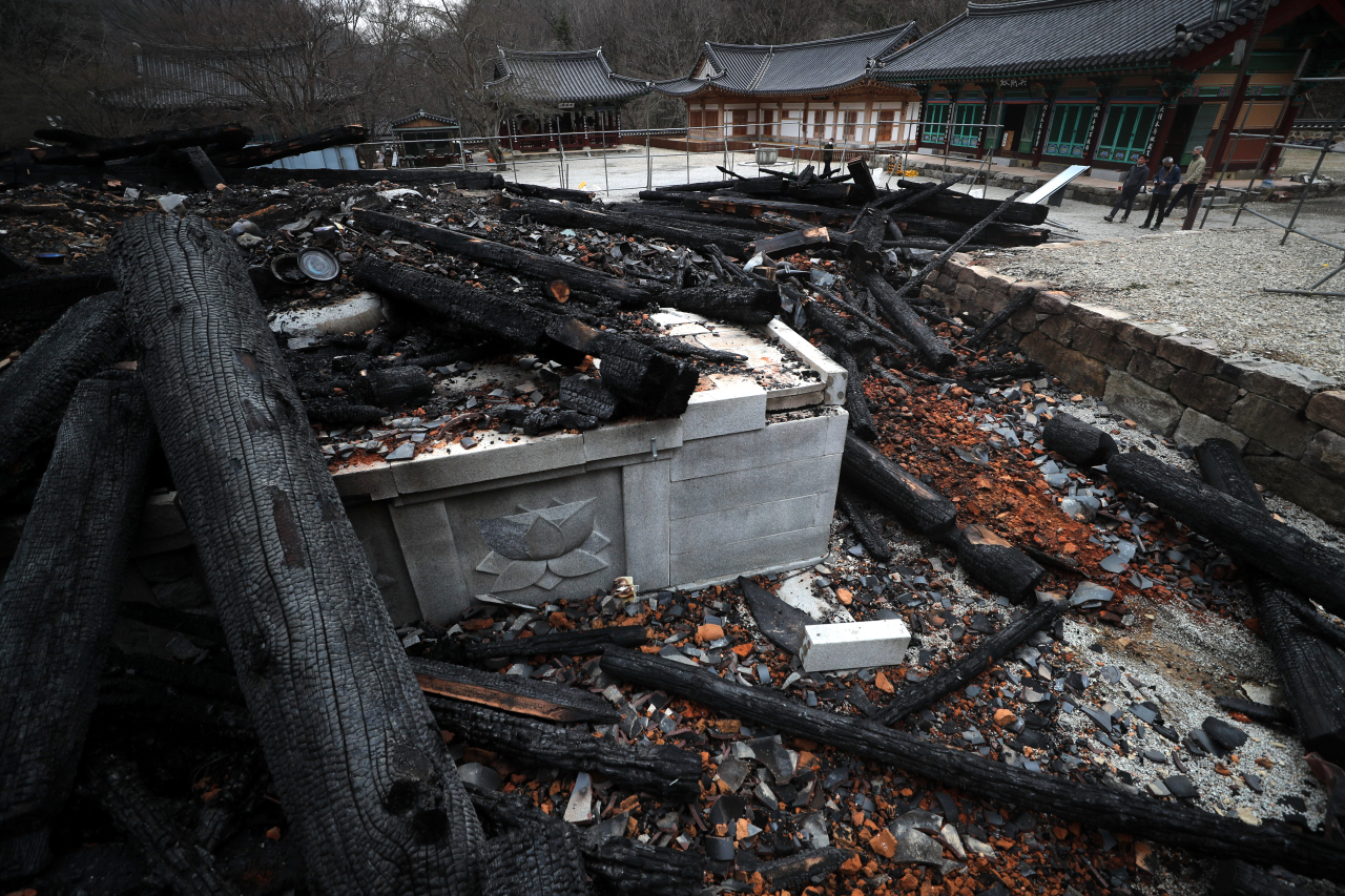 This photo shows the charred remains of Daeungjeon, the main hall of the temple Naejangsa in Jeongeup, North Jeolla Province, on Sunday. (Yonhap)