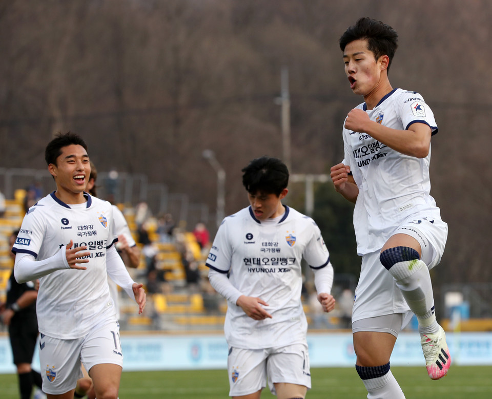 Kim Min-jun of Ulsan Hyundai FC (R) celebrates his goal against Gwangju FC during a K League 1 match at Gwangju Football Stadium in Gwangju, 330 kilometers south of Seoul, last Friday. (Yonhap)