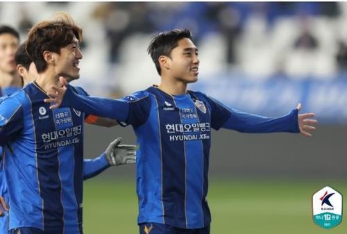 Lee Dong-jun of Ulsan Hyundai FC (R) celebrate his goal against Incheon United during a K League 1 match at Ulsan Munsu Football Stadium in Ulsan, 415 kilometers southeast of Seoul, on Tuesday, in this photo provided by the Korea Professional Football League. (Yonhap)