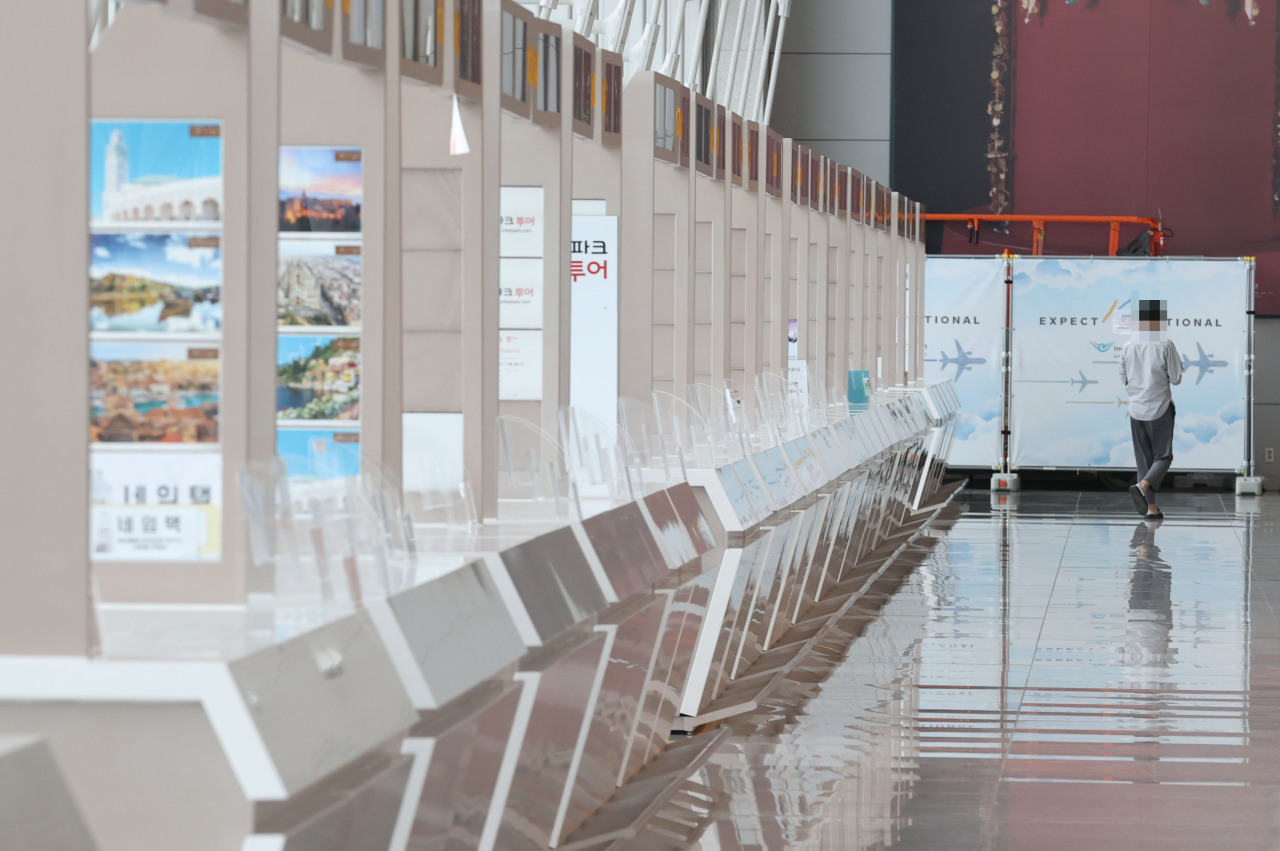 Photo of empty Incheon International Airport booths due to COVID-19 on Monday (Yonhap)