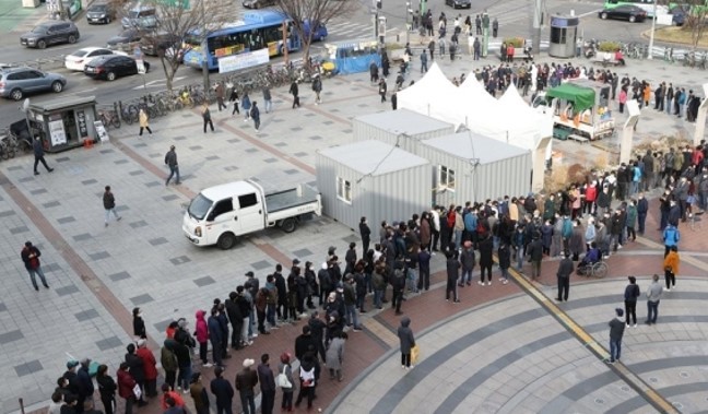 People line up for COVID-19 tests in Guro-gu, Seoul, March 19. (Yonhap)