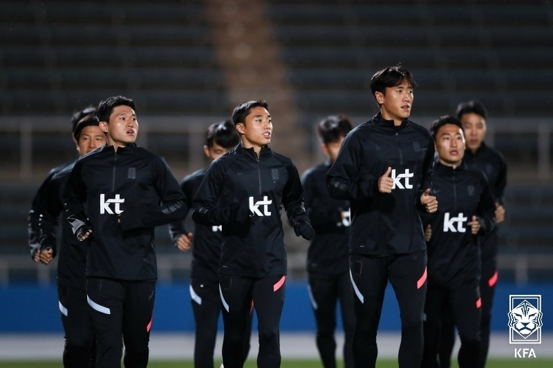Members of the South Korean men's national football team train at a facility in Yokohama, Japan, on Monday, in preparation for a friendly match against Japan, in this photo provided by the Korea Football Association. (Yonhap)
