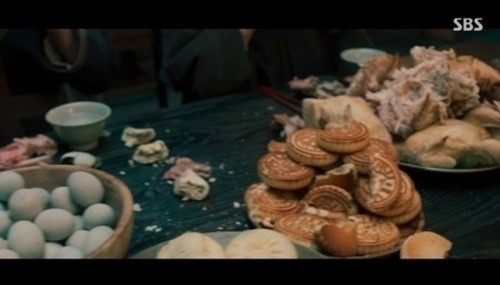 Screenshot of a scene from TV series ”Joseon Exorcist” that featured Chinese food (SBS)