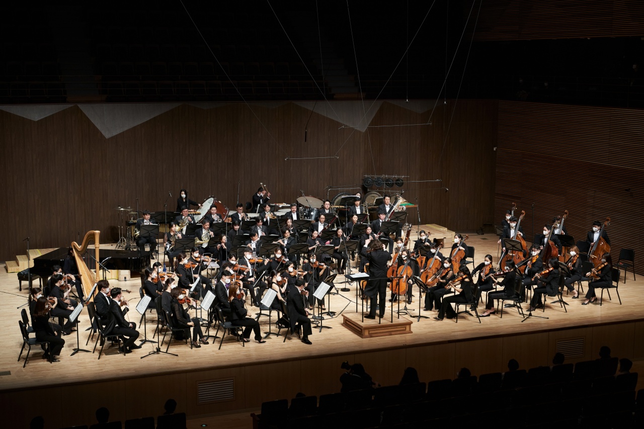 At the opening concert for the 2021 Tongyeong International Music Festival, held Friday, the Tongyeong Festival Orchestra performs Yun I-sang’s “Fanfare & Memorial” under the baton of conductor Christian Vasquez. (Kim Si-hoon/TIMF)