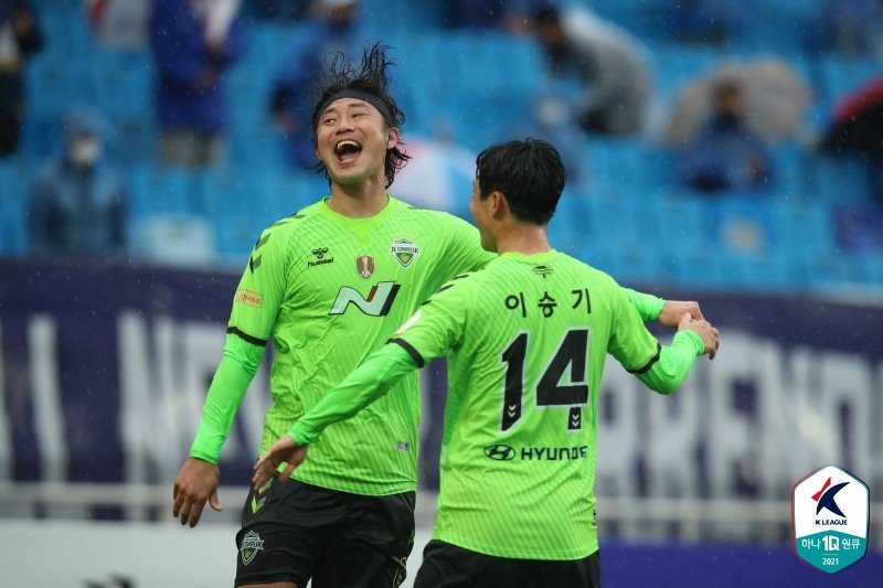 Choi Bo-kyung of Jeonbuk Hyundai Motors (L) celebrates with teammate Lee Seung-gi after scoring a goal against Suwon Samsung Bluewings in the teams' K League 1 match at Suwon World Cup Stadium in Suwon, 45 kilometers south of Seoul, on Saturday, 2021, in this photo provided by the Korea Professional Football League. (Korea Professional Football League)