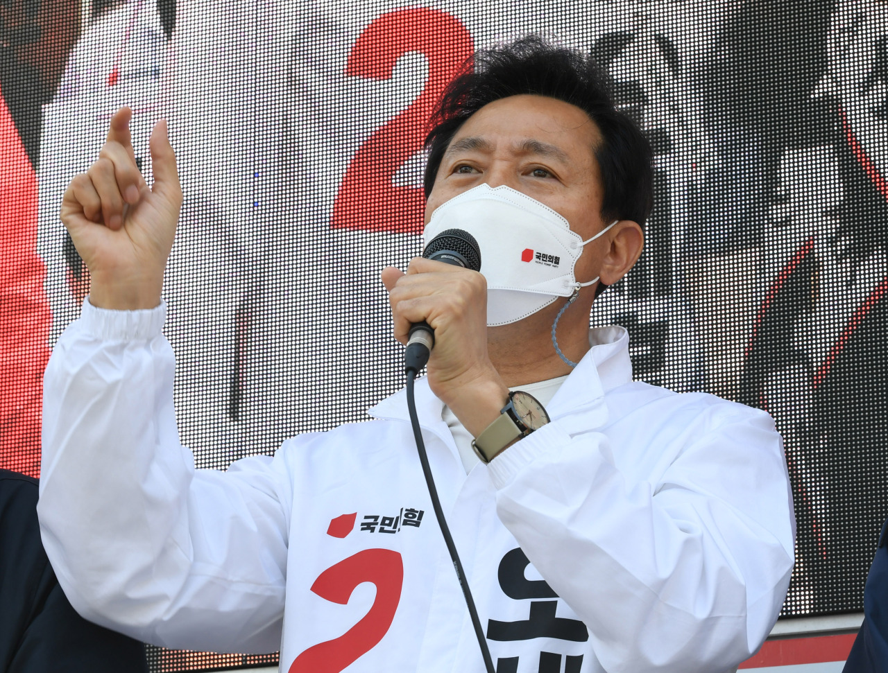 Seoul Mayor candidate Oh Se-hoon appeals for support during a campaign stop held in Nowon-gu, northern Seoul, on Tuesday. (Yonhap)