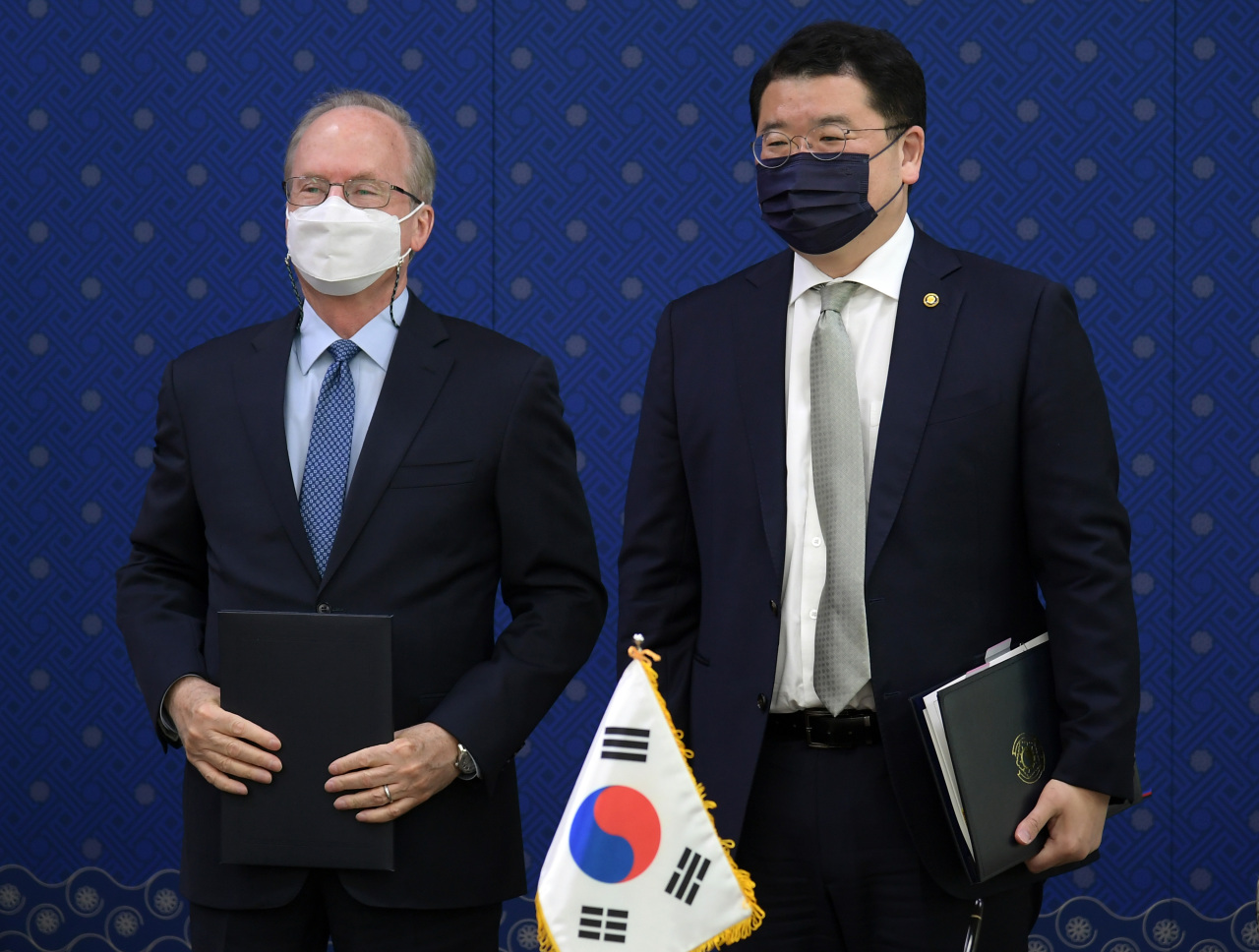South Korean First Vice Foreign Minister Choi Jong-kun (right) and Rob Rapson, acting US ambassador to Korea, pose for a photo after they sign the 11th Special Measures Agreement on sharing the cost for stationing the US Forces Korea at the Foreign Ministry in Seoul on Thursday. (Yonhap)