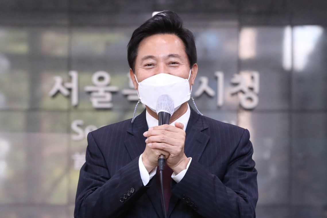 Seoul Mayor Oh Se-hoon speaks after arriving for his first day of work at Seoul City Hall on Thursday morning. (Yonhap)
