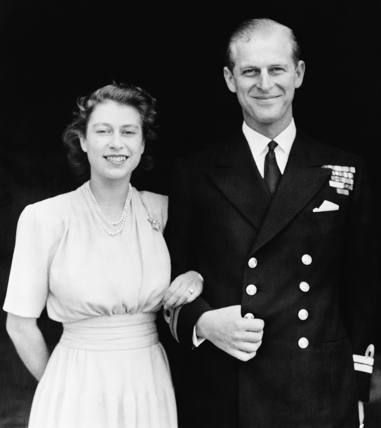 This July 10, 1947 official photo shows Britain's Princess Elizabeth, heir presumptive to the British throne and her fiance, Lieut. Philip Mountbatten, in London. (AP-Yonhap)
