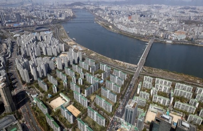 Apartments along Han River are seen from the observatory of Lotte World Tower in Seoul. (Yonhap)