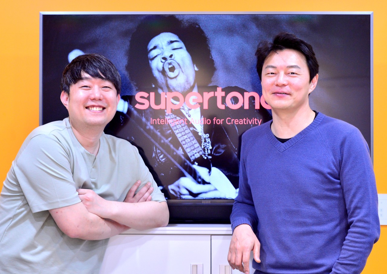 Supertone CEO Lee Kyo-gu (right) and COO Choi Hee-doo pose for picture at a co-working space inside Pangyo 2nd Techno Valley in Gyeonggi Province, on March 29. (Photo by Park Hyun-Koo/ The Korea Herald)