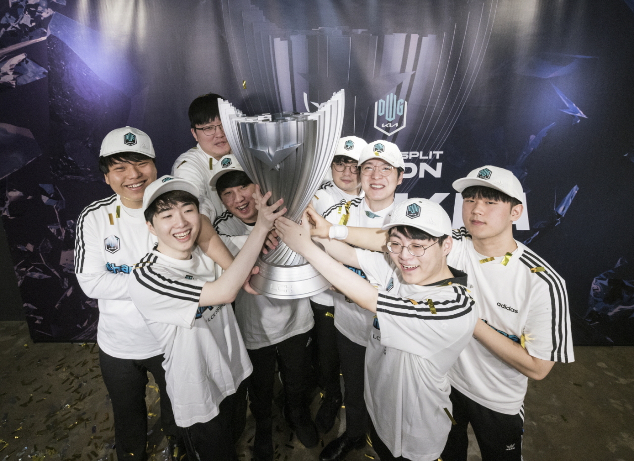 DWG Kia hoists the LCK trophy after winning against Gen.G Esports 3-0 on Saturday. (Riot Games)