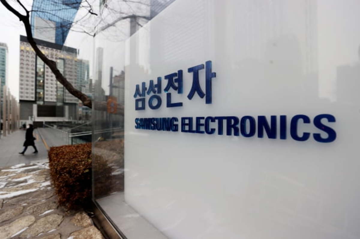 This file photo, taken on Jan. 18, 2021, shows the corporate signage of Samsung Electronics Co. at its office building in Seoul. (Yonhap)
