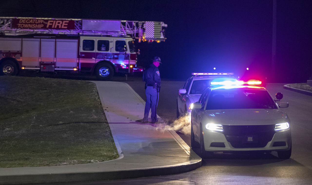 Police and fire teams arrive at the scene outside a FedEx facility in Indianapolis where multiple people were reportedly shot at the FedEx Ground facility early Friday, April 16, 2021, in Indianapolis, Indiana. Multiple people were shot and killed in a late-night shooting at a FedEx facility in Indianapolis, and the shooter killed himself, police said. (AP-Yonhap)