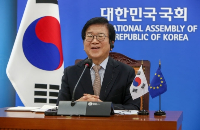 National Assembly Speaker Park Byeong-seug holds a video conference with European Parliament President David Sassoli at the National Assembly in Yeouido, Seoul on Tuesday. (Yonhap)