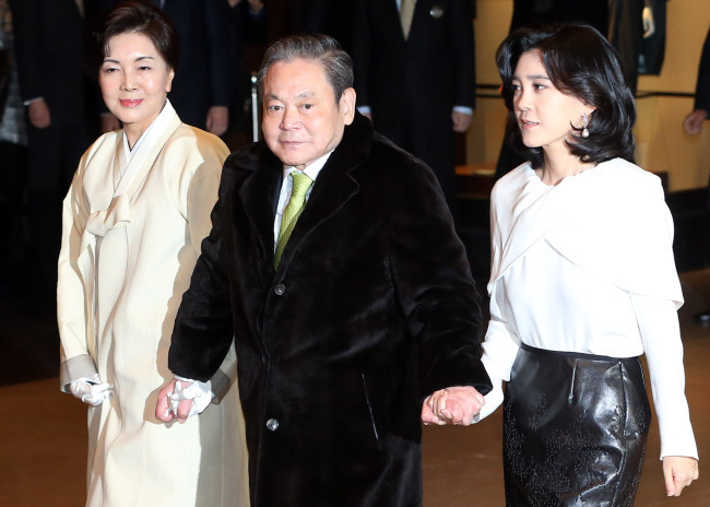 The late Samsung Chairman Lee Kun-hee attends a New Year’s dinner for executives at the Hotel Shilla in Seoul in 2014 with his wife, Hong Ra-hee (left), former director of the Leeum, Samsung Museum of Art. (Yonhap)