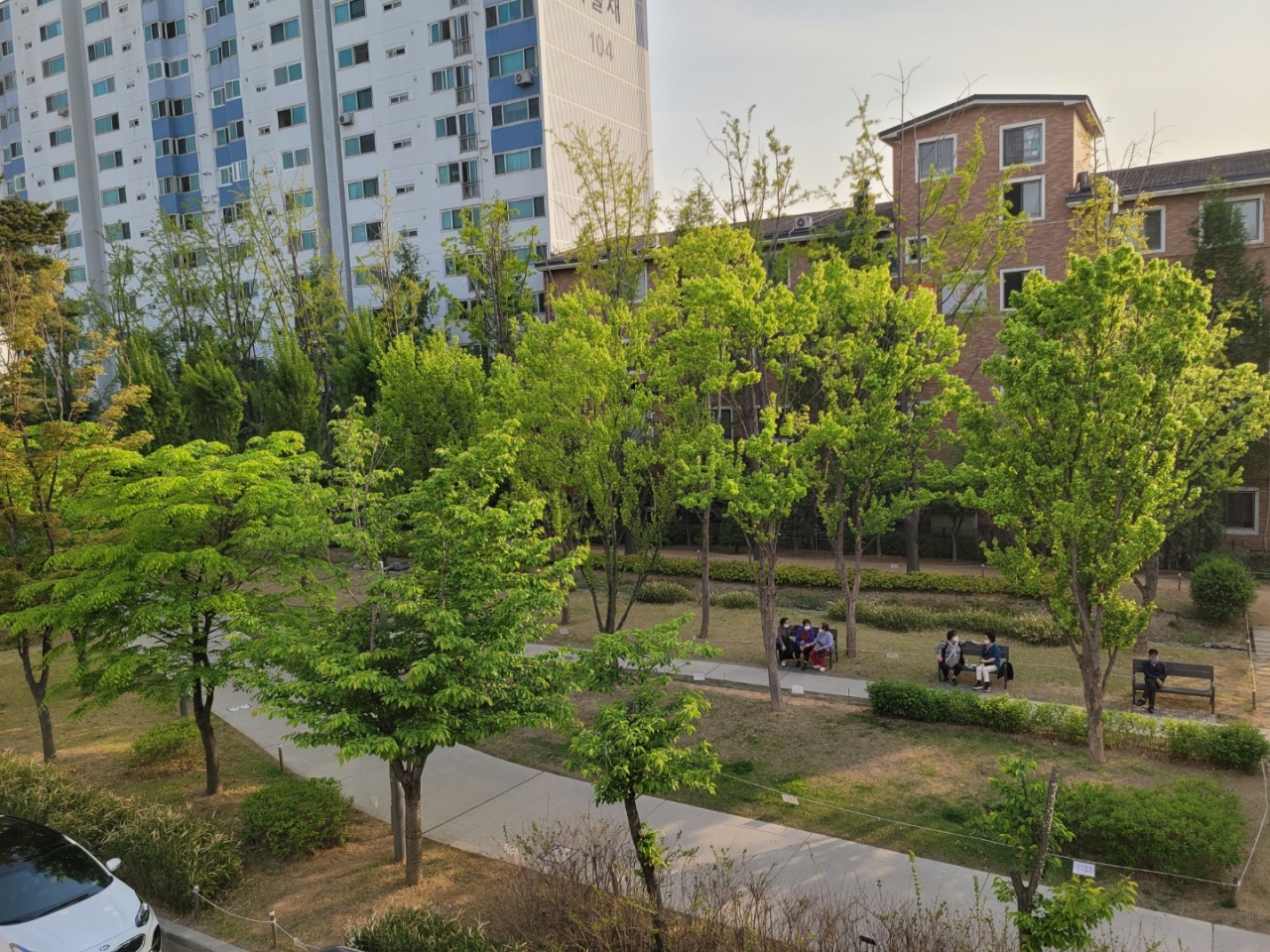 The Gyeongui Line Forest Park, a 6.3-meter linear park in northern Seoul, stretches along five subway stations.(Park Yuna/ The Korea Herald)
