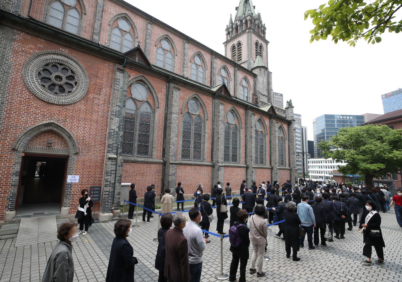 Catholics line up to pay their respects to the late Cardinal Nicholas Cheong Jin-suk on Wednesday at Myeongdong Cathedral in central Seoul. (Yonhap)