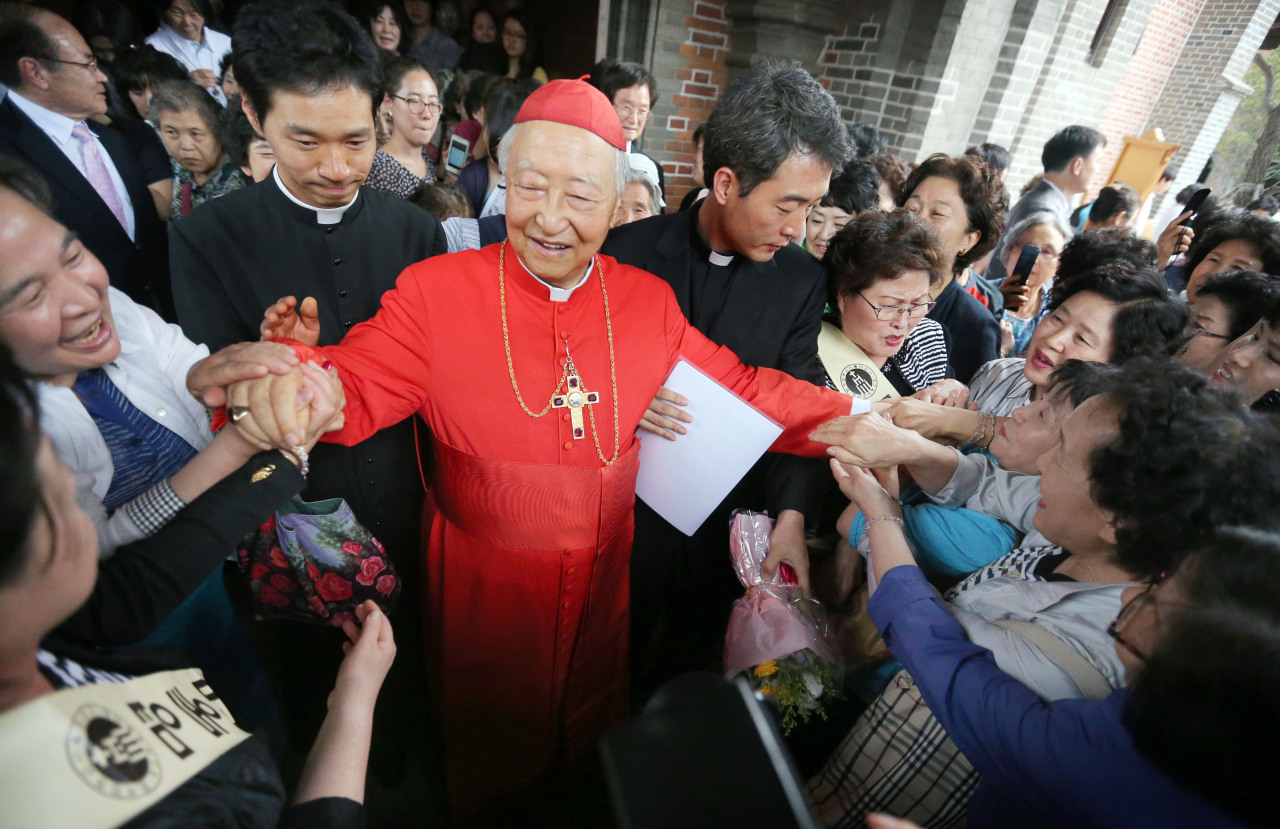 Cardinal Cheong Jin-suk greets worshippers after Mass on June 15, 2012, at Myeong-dong Cathedral before retiring as archbishop of Seoul. (Yonhap)