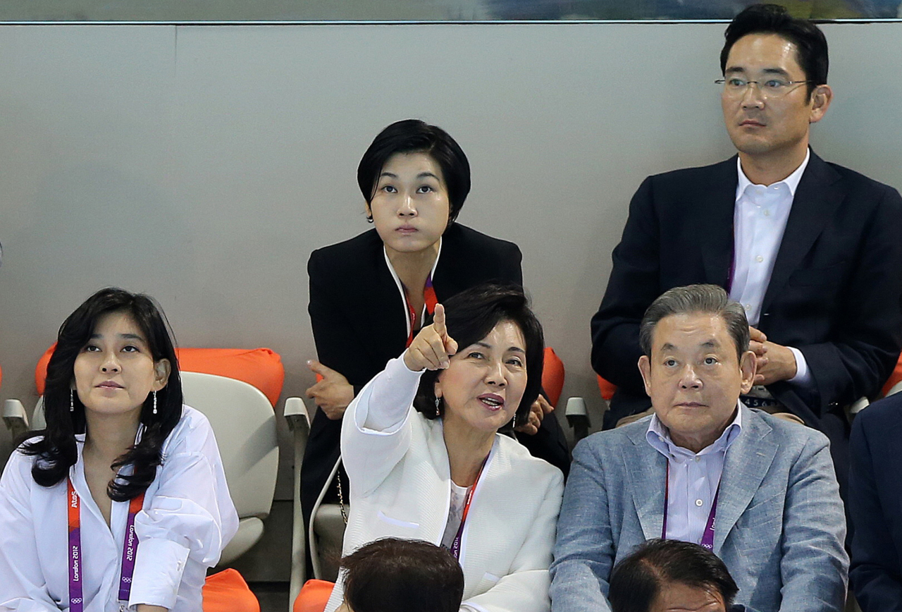 The photo shows the late Samsung Group Chairman Lee Kun-hee and his family watching a swimming race at the 2012 London Summer Olympics. (Yonhap)
