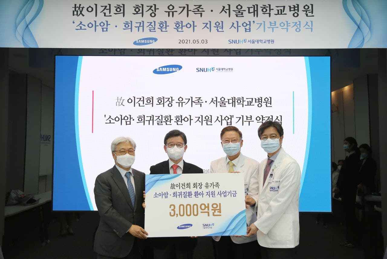 From left: Samsung Electronics Presidents Rhee In-yong and Sung In-hee pose with Seoul National University Hospital President Kim Yon-su and SNU Children’s Hospital President Kim Han-suk after signing an agreement on the late Samsung Chairman Lee Kun-hee’s donation, at Seoul National University Hospital in Seoul on Monday. (Samsung Electronics)