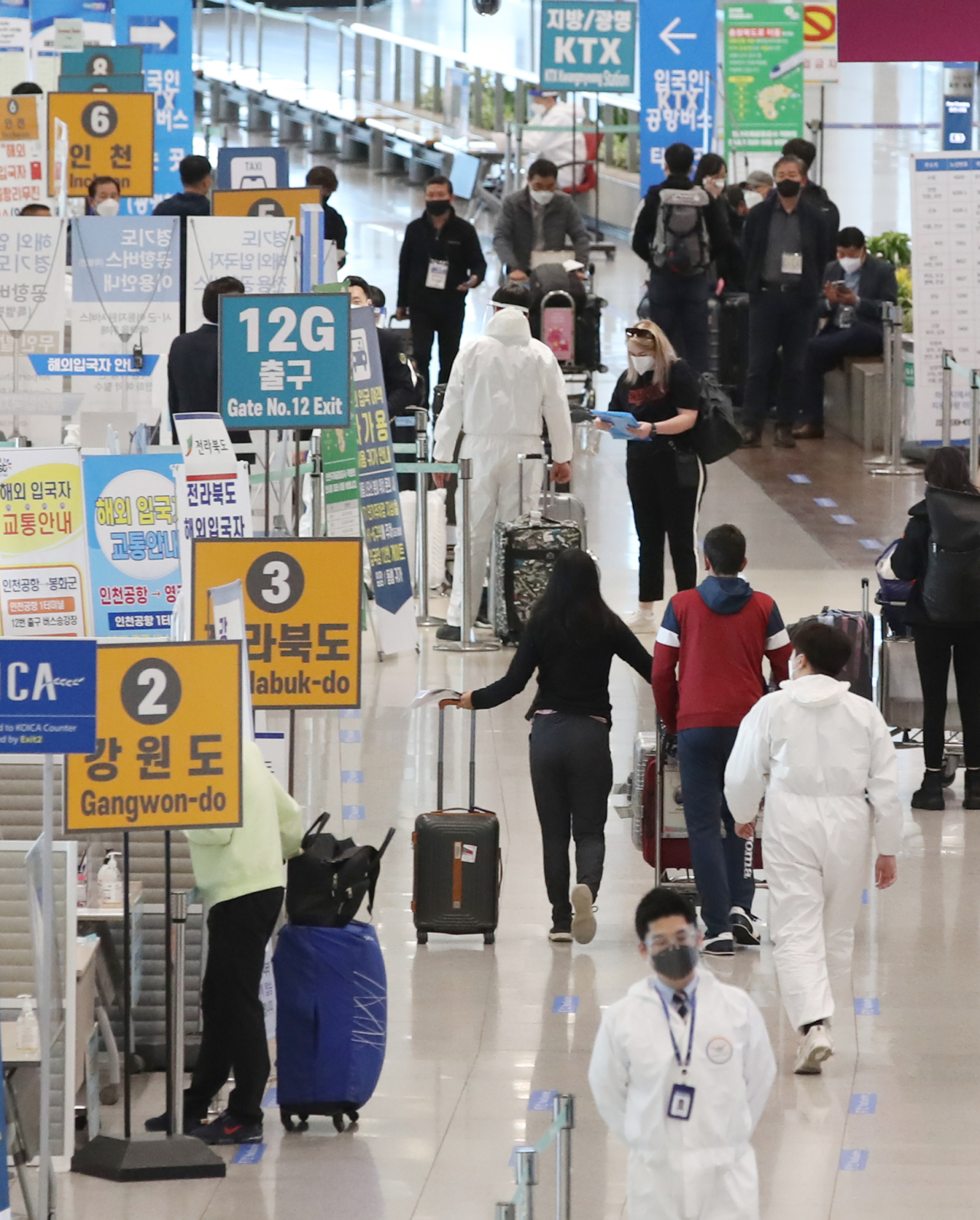 Arriving passengers are seen at Incheon airport, west of Seoul, amid the coronavirus pandemic in the file photo taken April 19, 2021. (Yonhap)