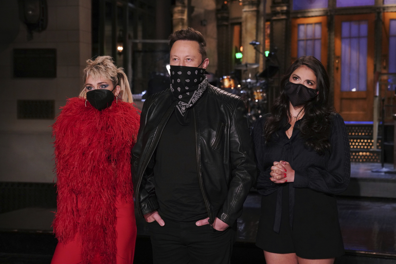This image released by NBC shows musical guest Miley Cyrus, from left, host Elon Musk, and Cecily Strong during promos in Studio 8H on Thursday (AP-Yonhap)