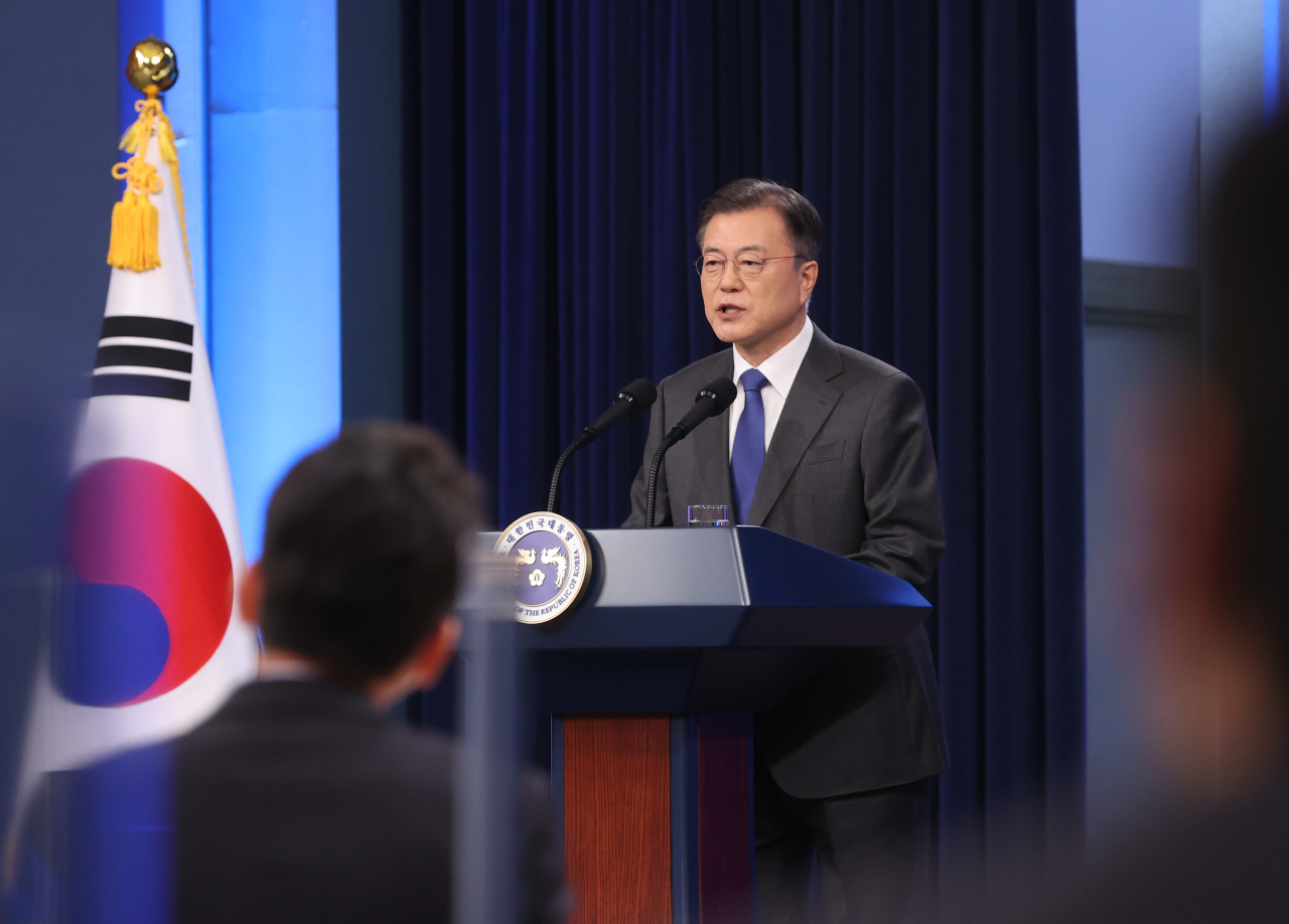 President Moon Jae-in delivers a special address at the Chunchugwan press room of Cheong Wa Dae in Seoul on Monday. (Yonhap)