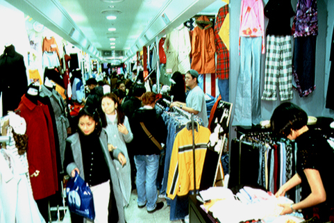 This photo shows an underground shopping arcade in Myeong-dong, Seoul in 2001, when the portion of population that was of working age was still increasing. (National Archives of Korea)