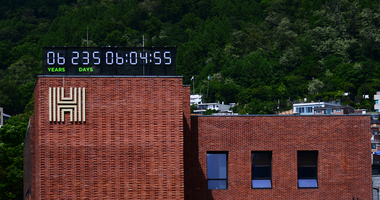 The monument-sized Climate Clock, which is the third of its kind in the world and the first in Korea, is set up on the roof of the Herald Corp. headquarters office in Huam-dong, Yongsan-gu, Seoul. The Climate Clock shows that Earth has about 6 years, 235 days, 6 hours, 6 minutes and 42 seconds left before climate change becomes irreversible, based on current emission rates. (Park Hae-mook/The Herald Business)