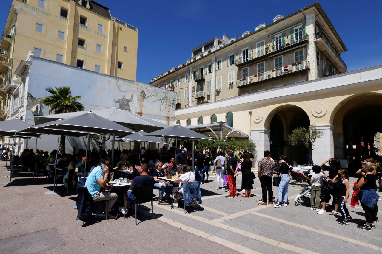 Customers queue for a lunch on the terrace of a restaurant in Nice as cafes, bars and restaurants reopen after closing down for months amid the coronavirus disease (COVID-19) outbreak in France. (Reuters-Yonhap)